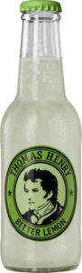 Wyraziste opakowanie toniku Thomas Henry Bitter Lemon dostępne w Berrylu.biz. Zdjęcie prezentuje orzeźwiający tonik o wyrazistym smaku gorzkiej cytryny. Butelka zachwyca eleganckim designem z charakterystycznym logo Thomas Henry. Spróbuj tego unikalnego toniku o doskonałym balansie smakowym, dostępnego w naszym sklepie internetowym. Poznaj wyjątkowe połączenie smaków i jakość produktów Thomas Henry